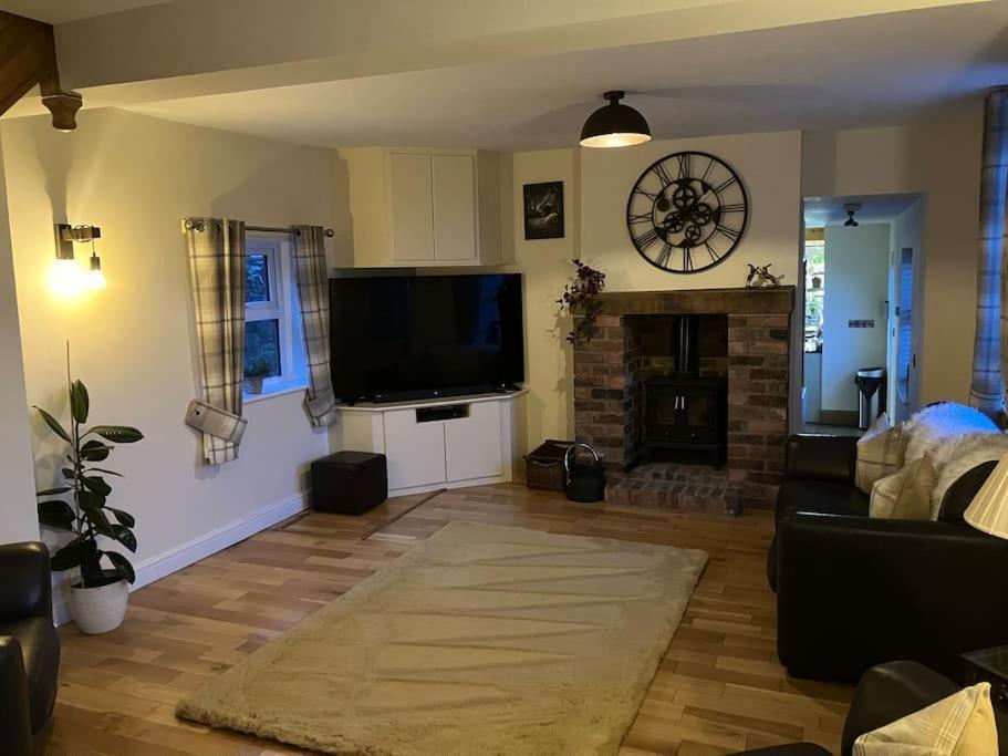 Woodbine Cottage-Part Of Alton Cottages Esterno foto
